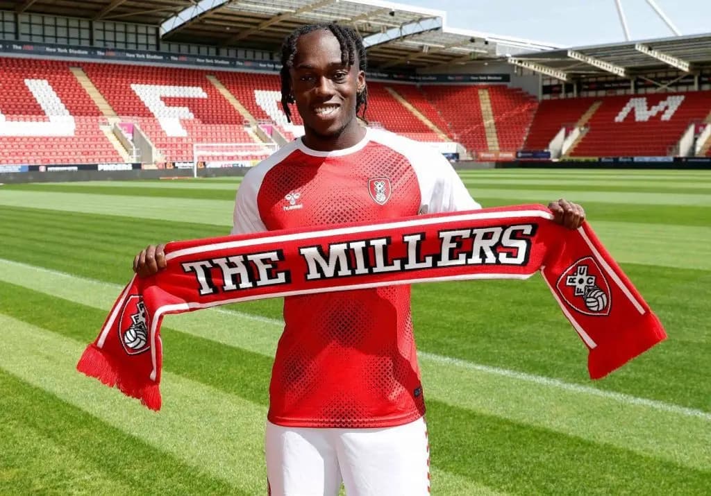 Rotherham United recrute le défenseur polyvalent Ewan Otoo pour deux ans