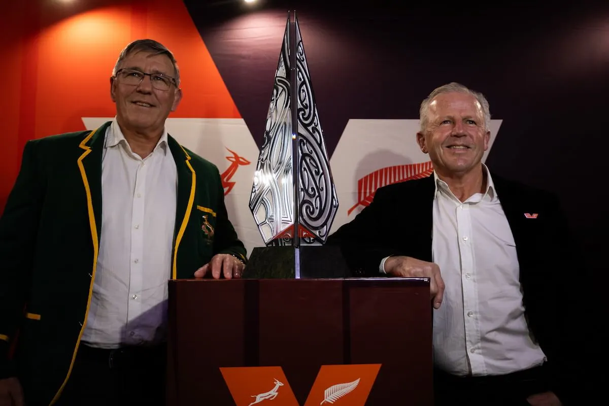 Le trophée de la rivalité Springboks-All Blacks dévoilé en deux moitiés aimantées