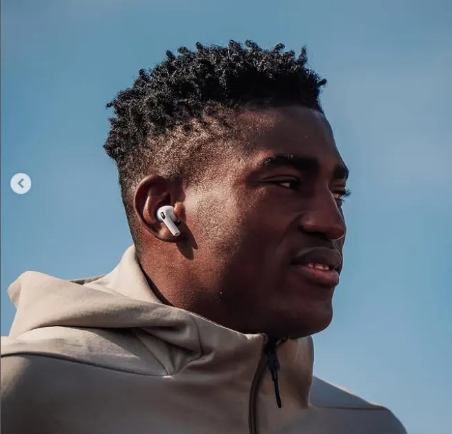 Glasner salue Awoniyi alors que Forest lui fait ses adieux après sa victoire 2-0 contre Brest