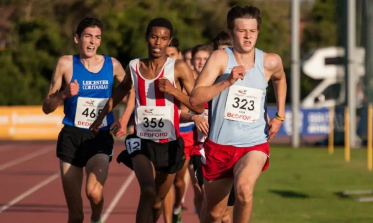 La double identité de Josh Kerr porte les Brooks Beasts après son 3:42.66