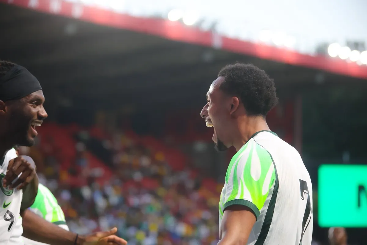 Hull City يتصدر السباق للتعاقد مع جناح Millwall Femi Azeez