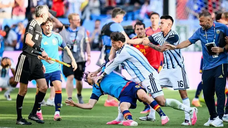Paredes suspendu pour 10 matches après la défaite 1-0 de l’Argentine en finale de la Coupe du monde 2026