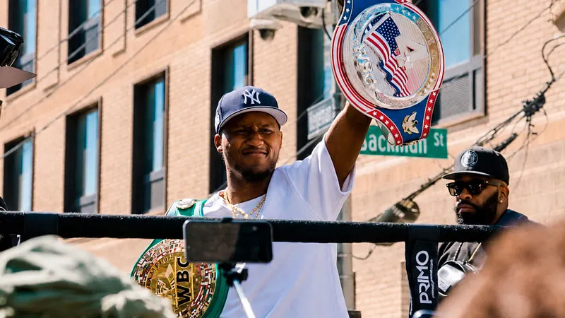 Brooklyn rend hommage au champion WBC Bruce Carrington avec un défilé à Brownsville