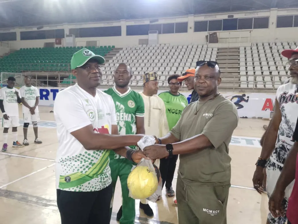L’ancien capitaine nigérian de handball Ekele offre huit ballons à la HFN