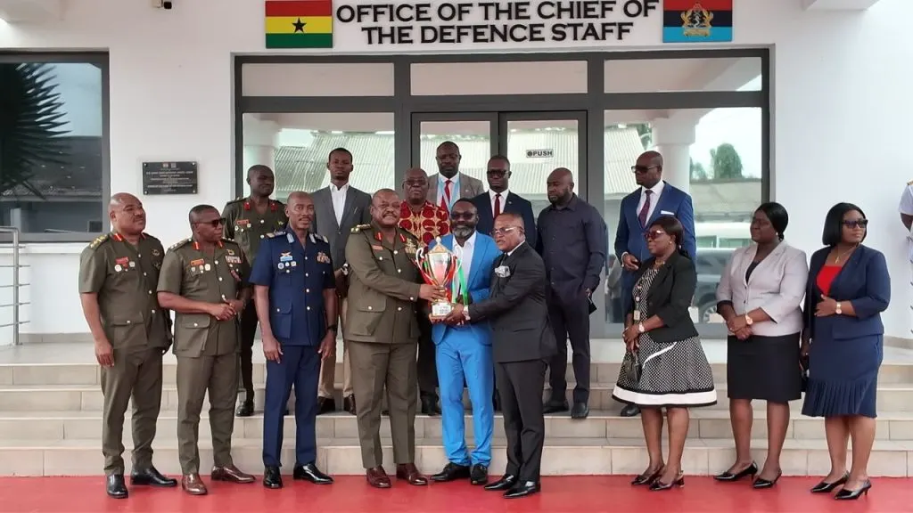 Le Parlement présente le trophée de la Democracy Cup 2026 au haut commandement militaire