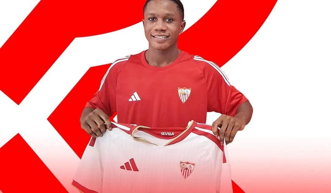 Sevilla présente l’ailier ghanéen Emmanuel Abrokwa, engagé sur le long terme