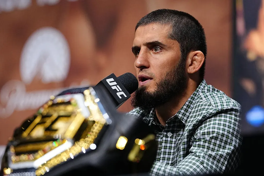 ماخاتشيف يستهدف العودة إلى UFC 330 قبل رمضان بعد فوزه باللقب