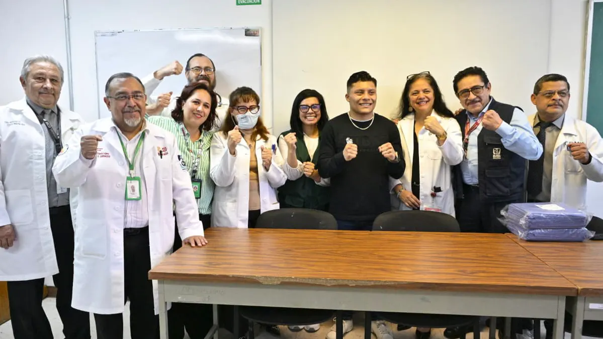 Isaac Cruz rend visite à l'hôpital pédiatrique de Tacubaya à Mexico