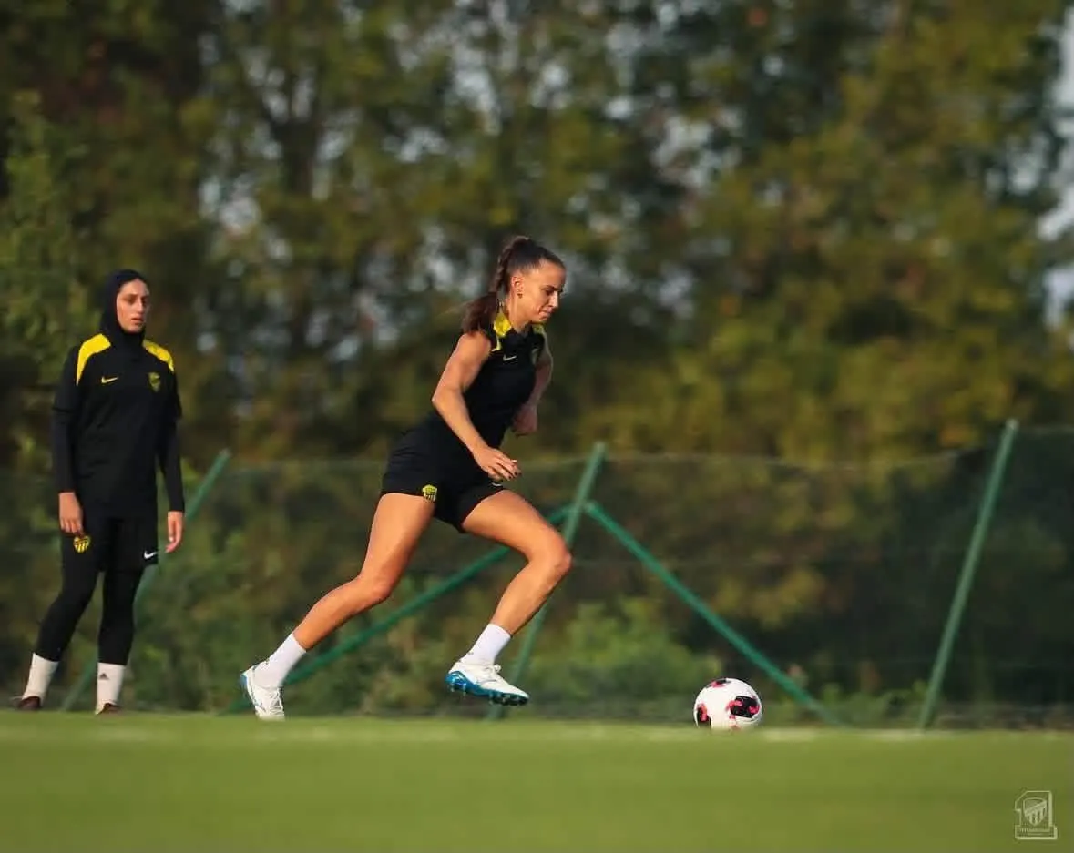 Ashleigh Plumptre reprend l’entraînement avec Al-Ittihad après une longue absence due à une blessure