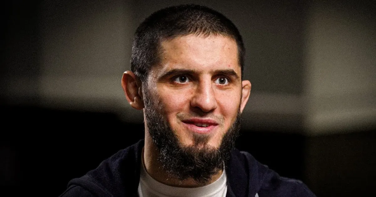 Islam Makhachev se moque de Demetrious Johnson concernant l'autorisation de sa femme