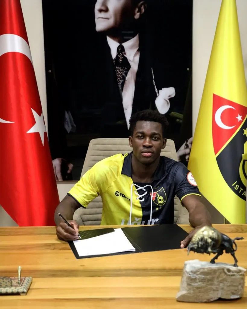 Le milieu ghanéen Saviour Kagbetor signe son premier contrat pro à Istanbulspor